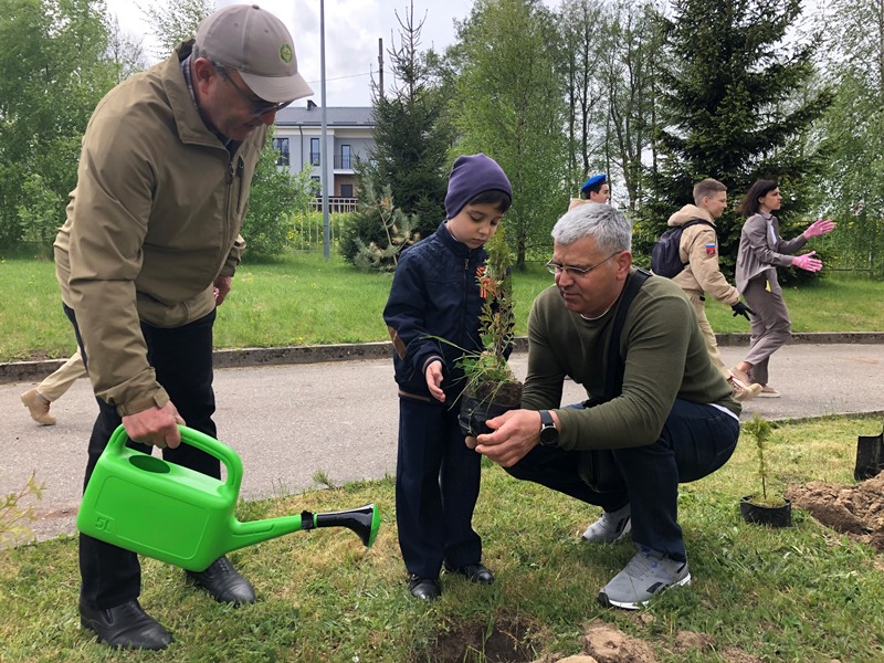 Посадка деревьев в Саду памяти.